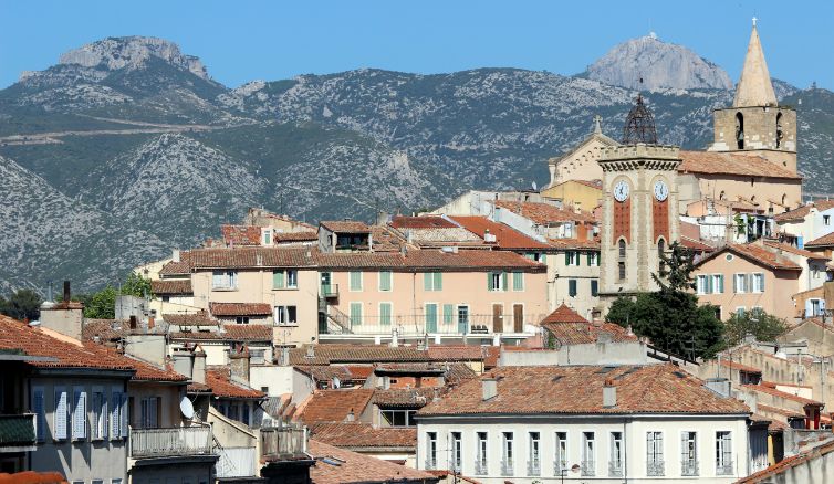 Vue de la ville d'Aubagne en Provence